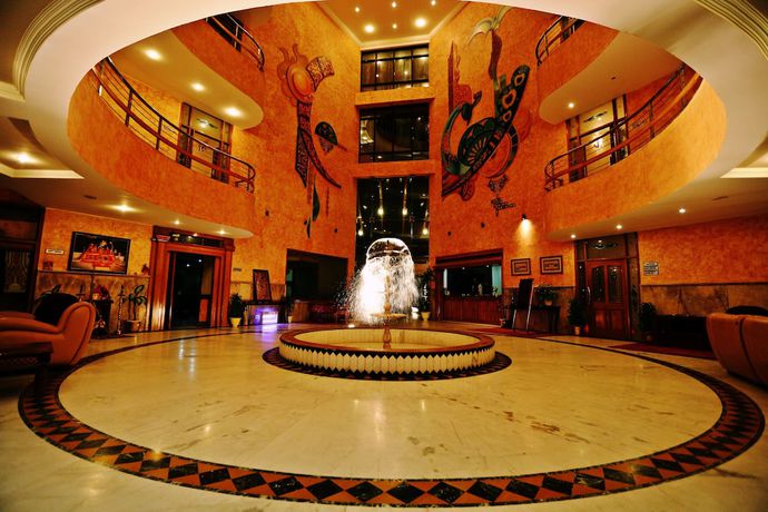 Imagen de los interiores del Hotel Devi Grand. Foto 19