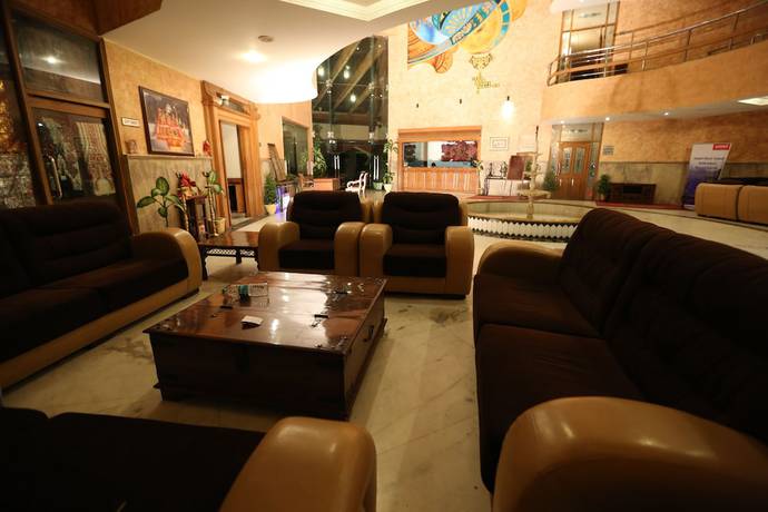 Imagen del bar/restaurante del Hotel Devi Grand. Foto 2