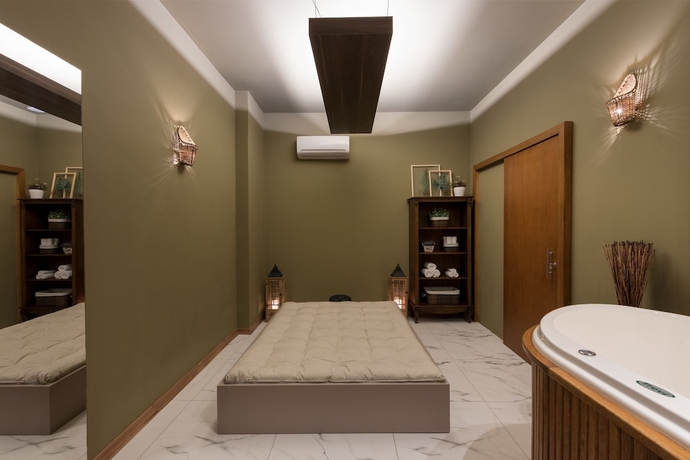 Imagen de la piscina del Hotel Deville Business Maringá. Foto 18