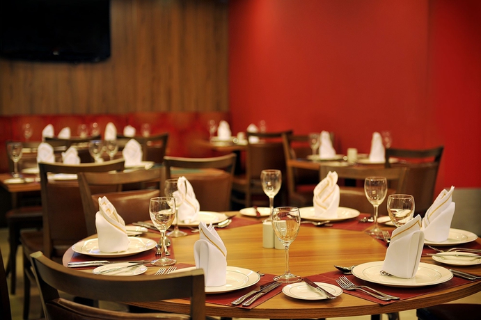 Imagen del bar/restaurante del Hotel Deville Curitiba Batel. Foto 2