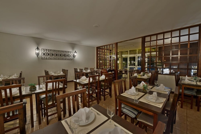 Imagen del bar/restaurante del Hotel Deville Express Gua&iacute;ra. Foto 5