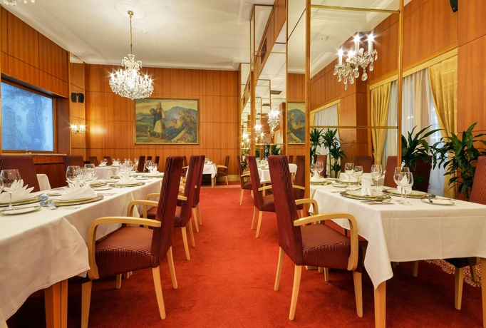 Imagen del bar/restaurante del Hotel Devin. Foto 6