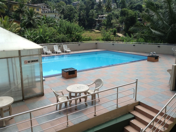 Imagen de la piscina del Hotel Devon, Kandy. Foto 16