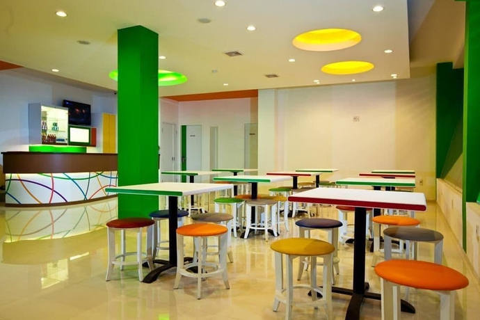 Imagen del bar/restaurante del Hotel Dewarna Zainul Arifin Malang. Foto 3