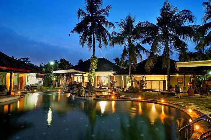 Imagen de la piscina del Hotel Dewi Sinta and Restaurant. Foto 17