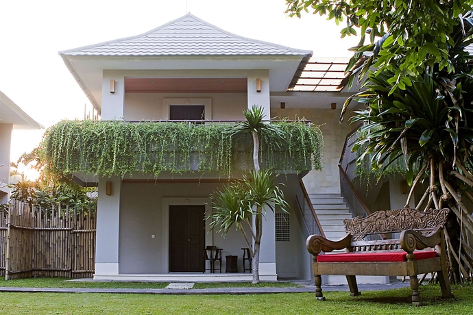 Imagen de la piscina del Hotel Dewi Sri. Foto 16