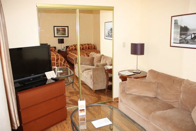 Imagen de los interiores del Hotel Dewitt Hotel and Suites. Foto 15