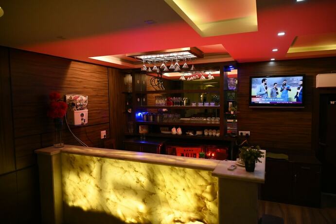 Imagen del bar/restaurante del Hotel Dh. Foto 20