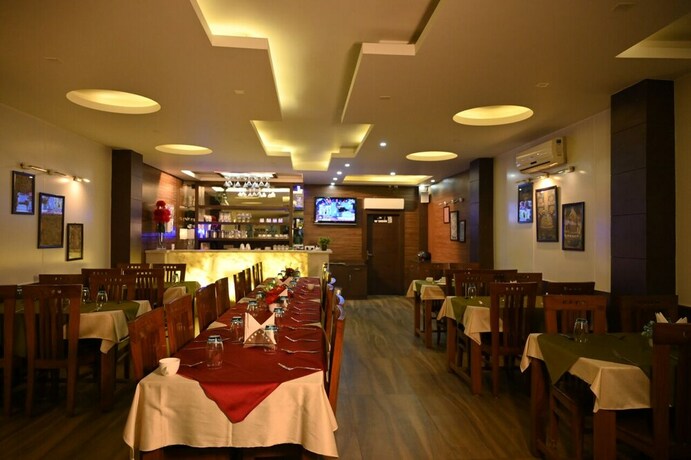 Imagen del bar/restaurante del Hotel Dh. Foto 21