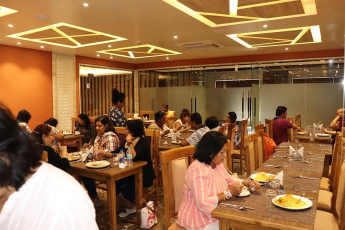 Imagen del bar/restaurante del Hotel Dhamma Grand Hotel Resort. Foto 5