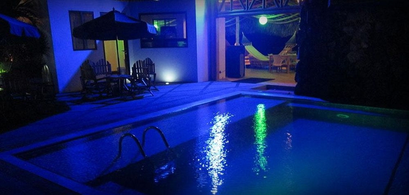 Imagen de la piscina del Hotel Dharma Beach. Foto 11