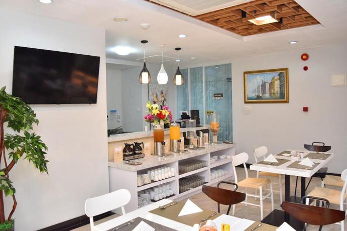 Imagen del bar/restaurante del Hotel Dharmein. Foto 4