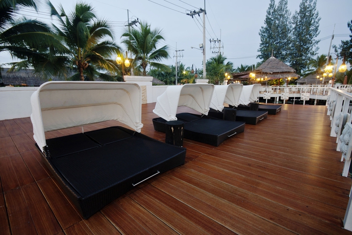 Imagen de la piscina del Hotel Dhevan Dara Resort and Spa. Foto 15