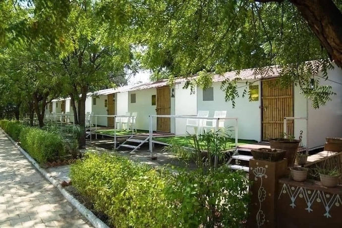 Imagen de los exteriores del Hotel Dhinga Masti. Foto 12