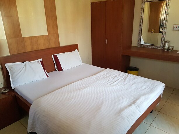 Imagen de la habitación del Hotel Dhruv Palace. Foto 12