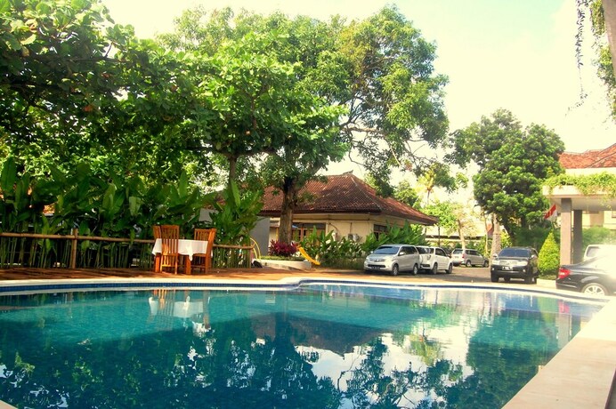 Imagen de la piscina del Hotel Dhyanapura City. Foto 38
