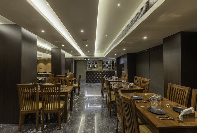 Imagen del bar/restaurante del Hotel DiVaN Clarks Inn Goa. Foto 8