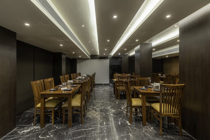 Imagen del bar/restaurante del Hotel DiVaN Clarks Inn Goa. Foto 9