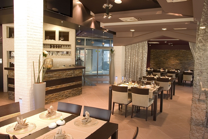 Imagen del bar/restaurante del Hotel Diadem, Omis. Foto 4
