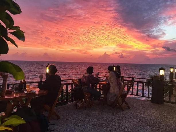 Imagen del bar/restaurante del Hotel Diamond Cliff Beach Resort. Foto 5