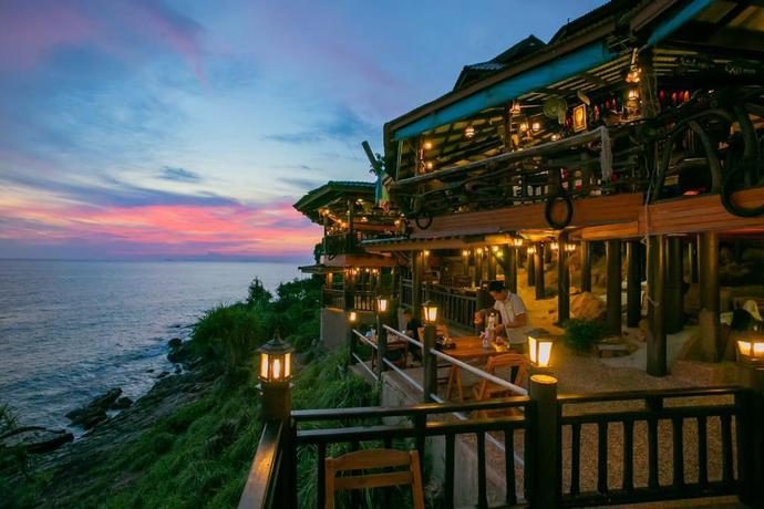 Imagen del bar/restaurante del Hotel Diamond Cliff Beach Resort. Foto 6