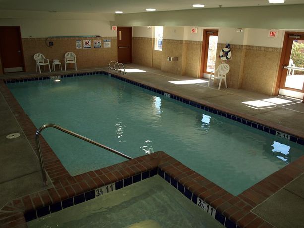 Imagen de la piscina del Hotel Diamond Mountain Casino. Foto 14