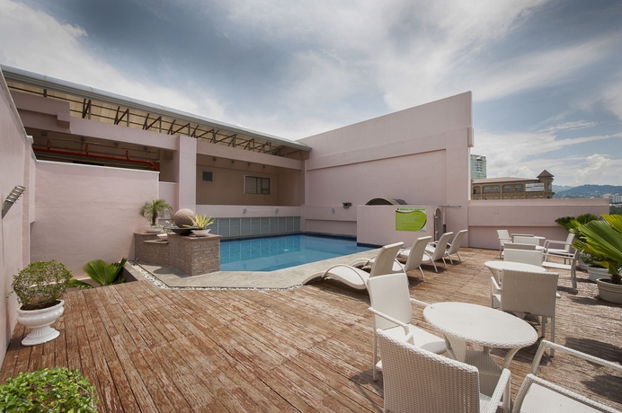 Imagen de la piscina del Hotel Diamond Suites and Residences. Foto 13