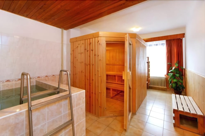 Imagen de la piscina del Hotel Diana, HRADEC KRALOVE. Foto 17