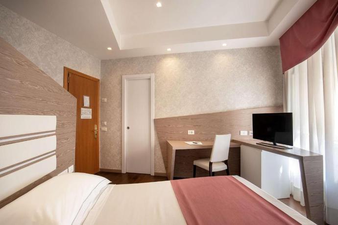 Imagen de la habitación del Hotel Diana Roof Garden. Foto 4