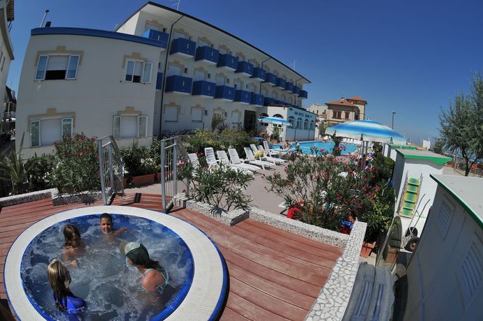 Imagen de la piscina del Hotel Diana, Viserbella. Foto 20