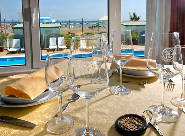 Imagen del bar/restaurante del Hotel Diana, Viserbella. Foto 13