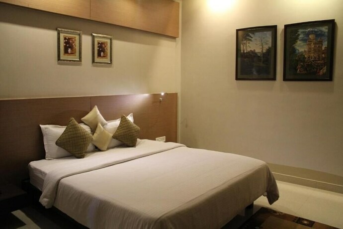 Imagen de la habitación del Hotel Dibrugarh Club House. Foto 25
