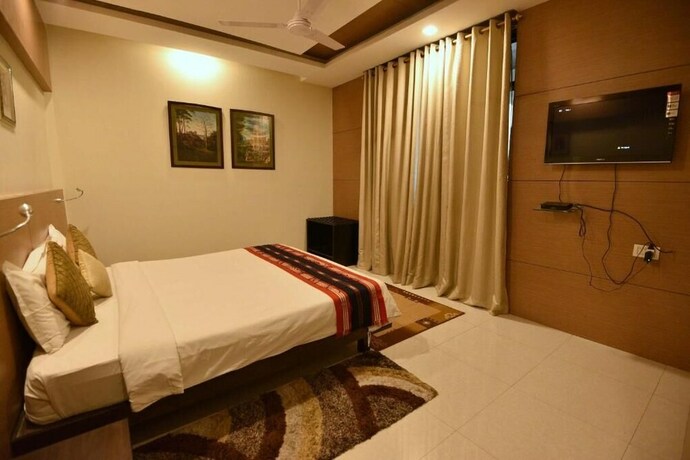 Imagen de la habitación del Hotel Dibrugarh Club House. Foto 27