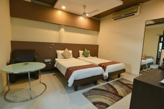 Imagen de la habitación del Hotel Dibrugarh Club House. Foto 29