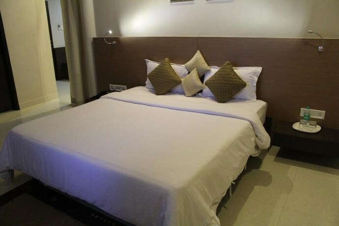 Imagen de la habitación del Hotel Dibrugarh Club House. Foto 34