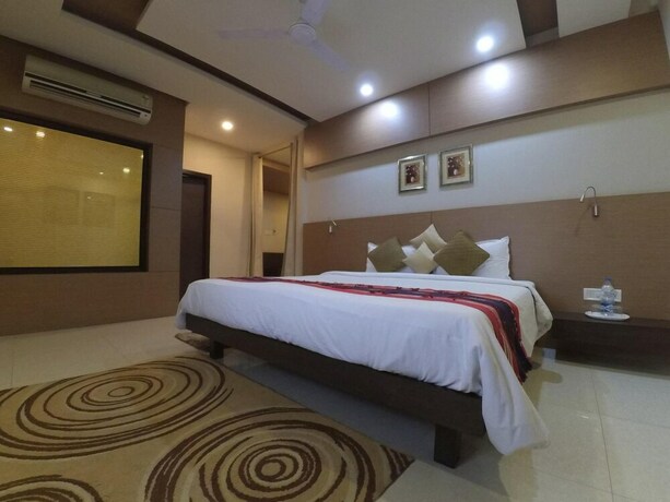 Imagen de la habitación del Hotel Dibrugarh Club House. Foto 35