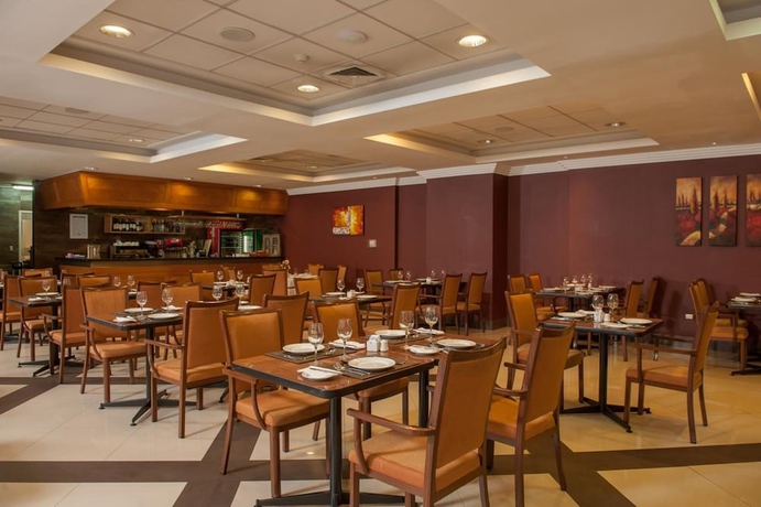 Imagen del bar/restaurante del Hotel Diego Almagro Lomas Verdes. Foto 5