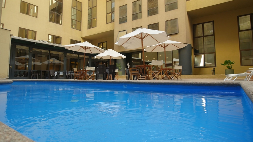 Imagen de la piscina del Hotel Diego De Almagro Santiago Centro. Foto 19