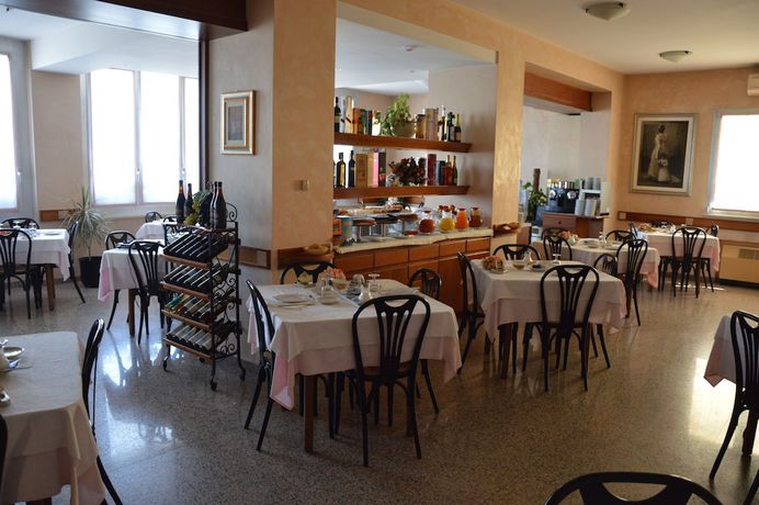 Imagen del bar/restaurante del Hotel Diga. Foto 11