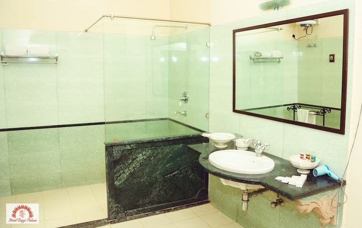 Imagen de la habitación del Hotel Diggi Palace. Foto 16