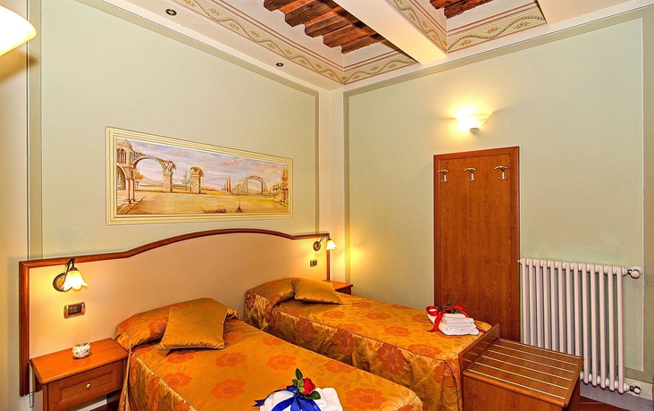Imagen de la habitación del Hotel Dimora Dei Guelfi Luxury Rooms. Foto 10