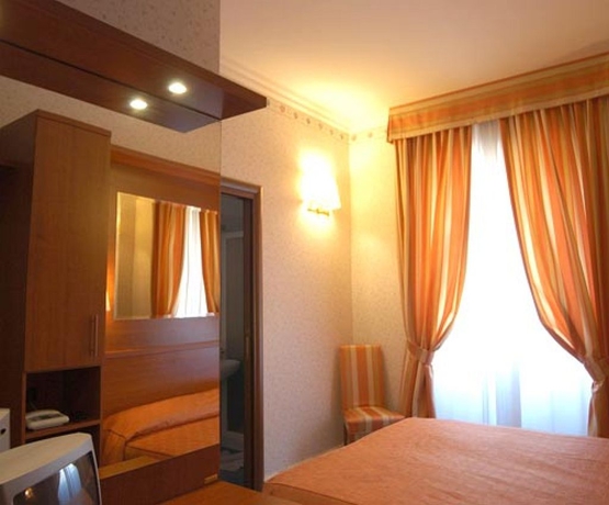 Imagen general del Hotel Dina. Foto 2