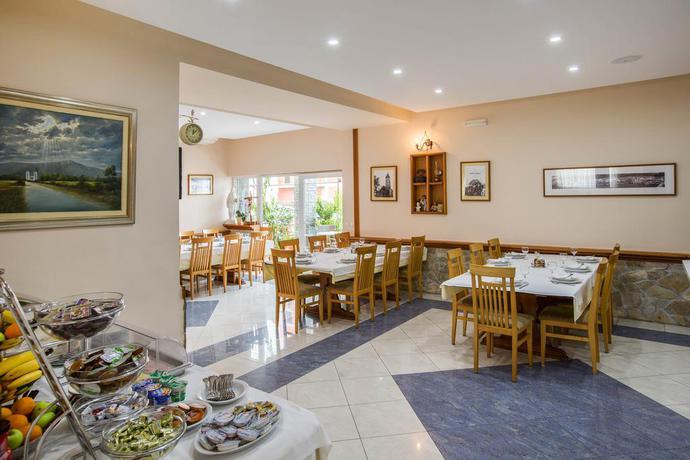 Imagen del bar/restaurante del Hotel Dina, Medjugorje. Foto 6