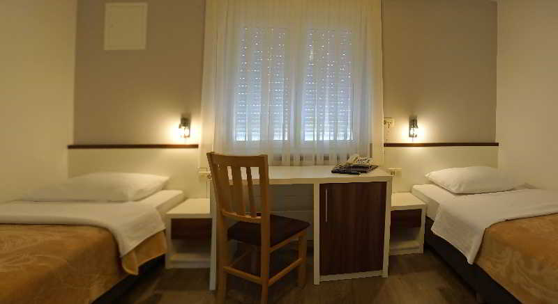 Imagen de la habitación del Hotel Dina, Medjugorje. Foto 8