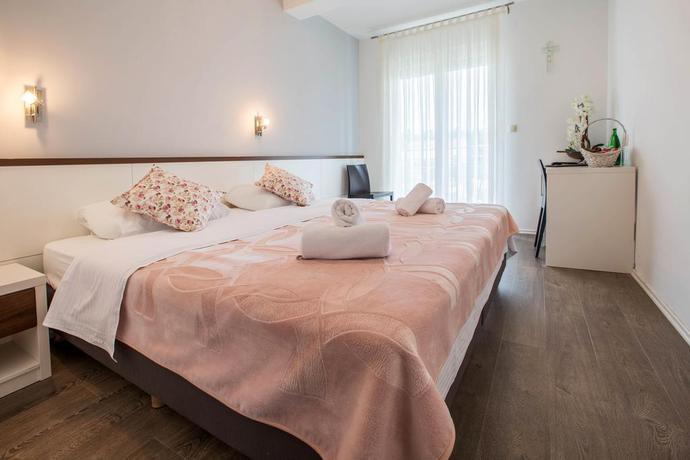 Imagen de la habitación del Hotel Dina, Medjugorje. Foto 11