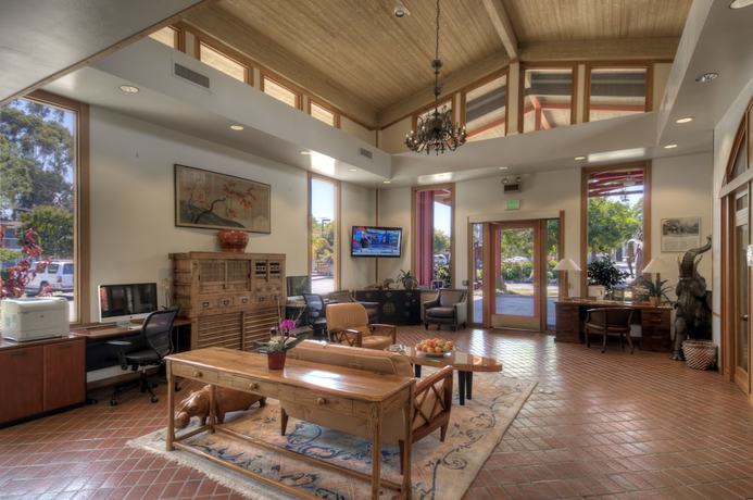 Imagen de los interiores del Hotel Dinah\'s Garden. Foto 20