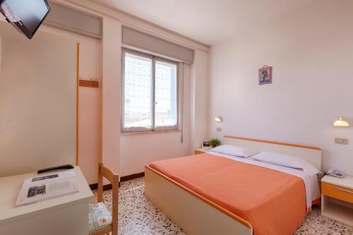 Imagen de la habitación del Hotel Dinarica. Foto 7