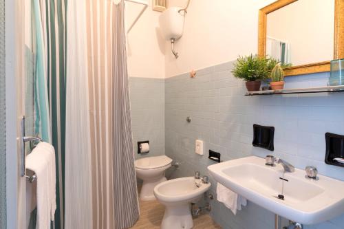 Imagen de la habitación del Hotel Dinarica. Foto 10