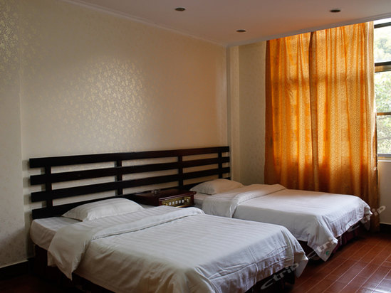 Imagen de la habitación del Hotel Dinghu Summer Resort. Foto 4