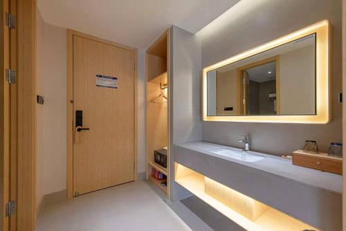 Imagen general del Hotel Dingwang - Guangzhou High Speed Rail South Railway Station Chencun Metro Station. Foto 1